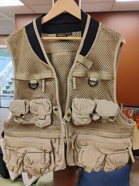 Fieldline M/L Khaki Mesh Fishing Utility Vest Multi Pocket Spider Patch